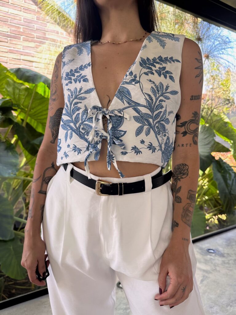 Chaleco azul flores