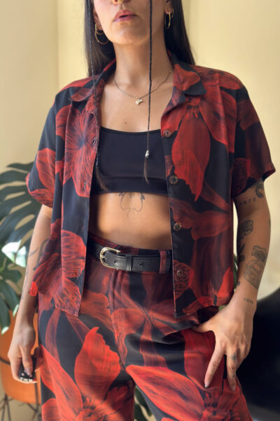 Camisa roja orquideas