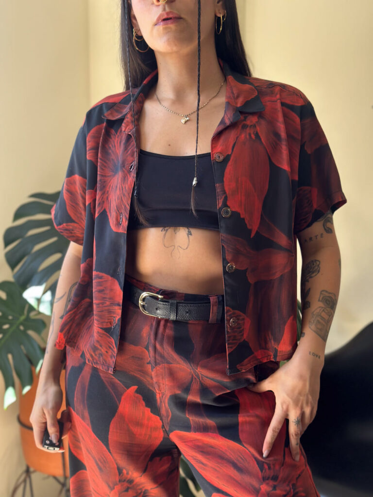 Camisa roja orquideas
