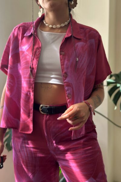 Camisa magenta orquideas
