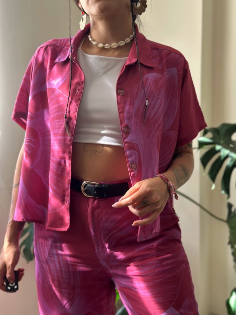 Camisa magenta orquideas