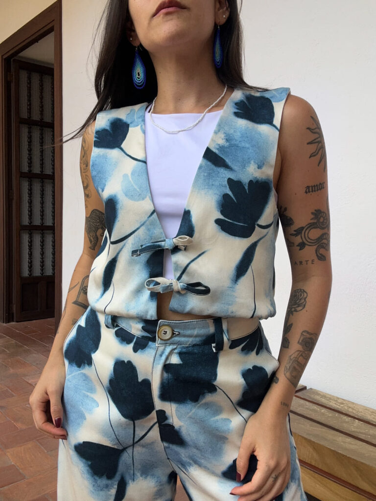 Chaleco flores azules
